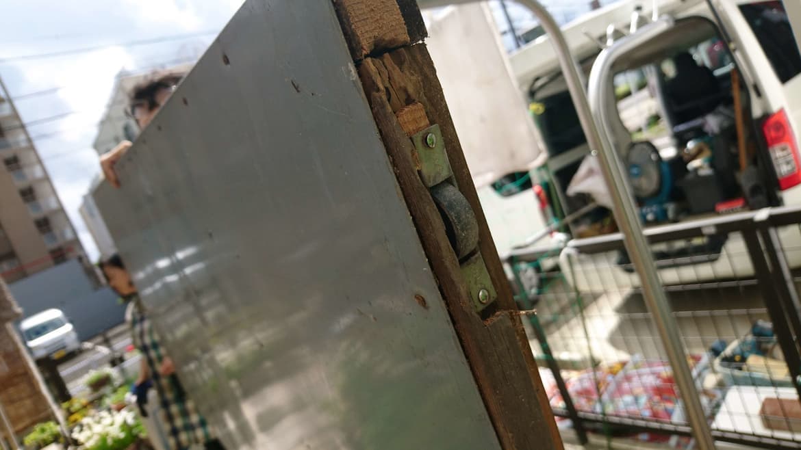 木製雨戸の戸車交換 | 半田市の建具修理なら藤井建具店