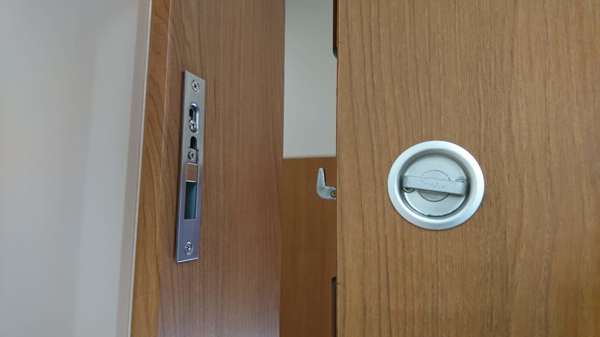 木製引き戸の鍵交換 | 半田市の建具修理なら藤井建具店