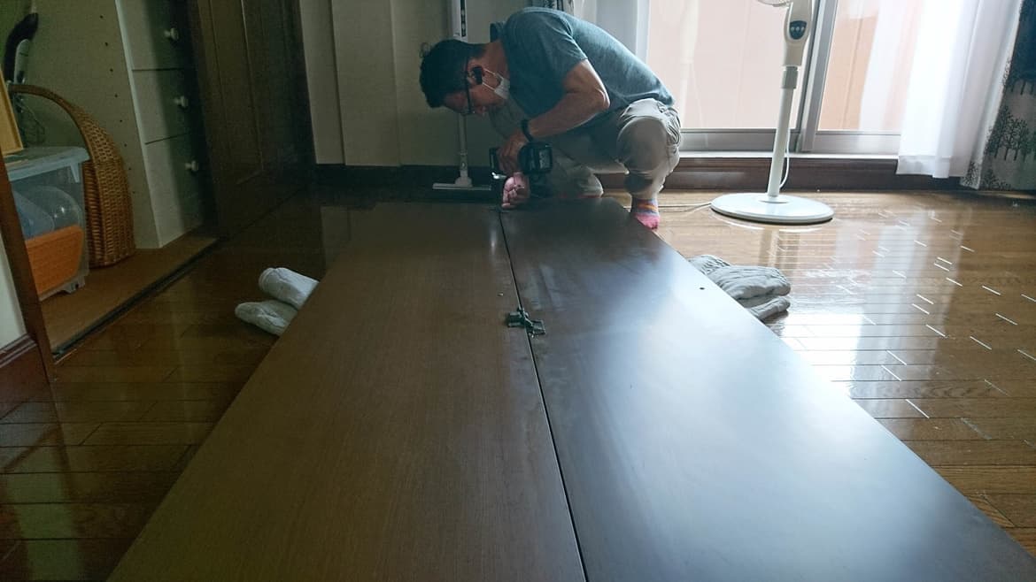 折り戸の蝶番交換 | 半田市の建具修理なら藤井建具店