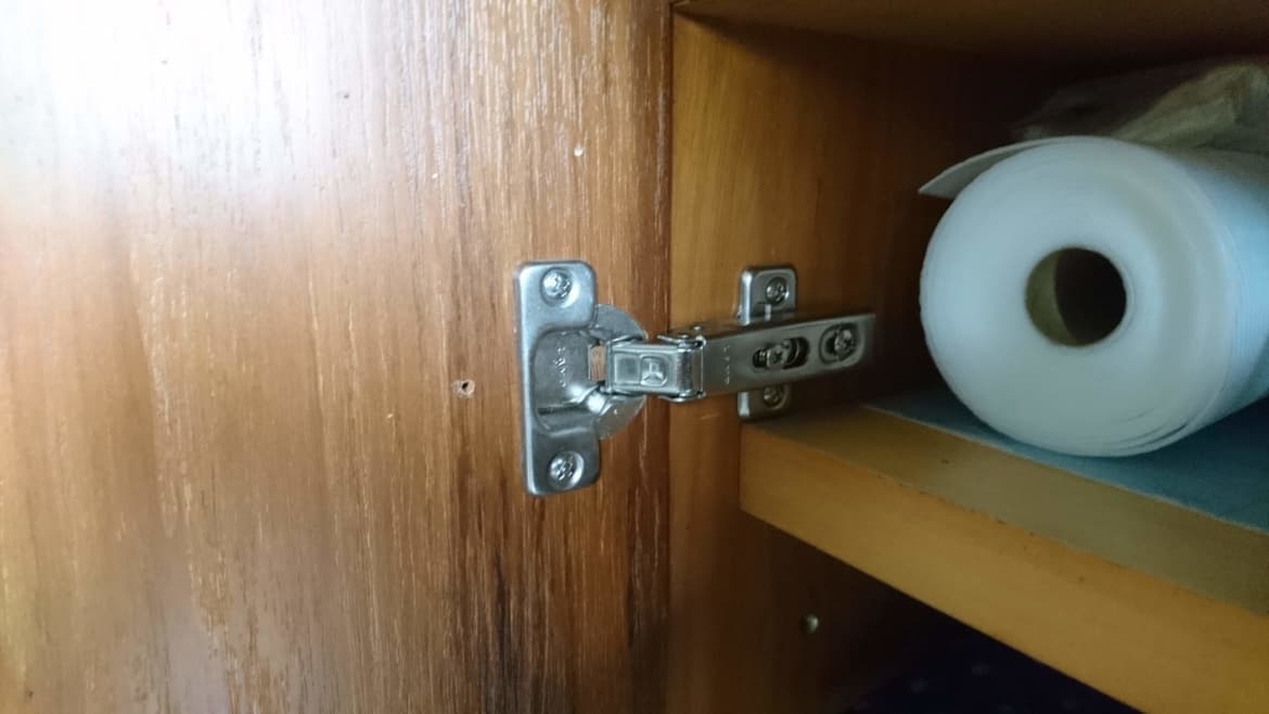家具蝶番の交換 | 半田市の建具修理なら藤井建具店